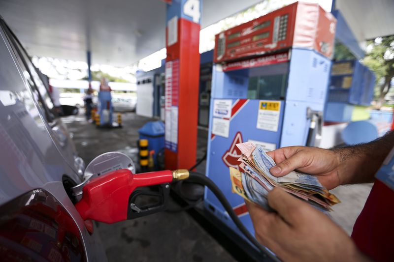 Preço médio da gasolina nas refinarias cai 0,89% no sábado