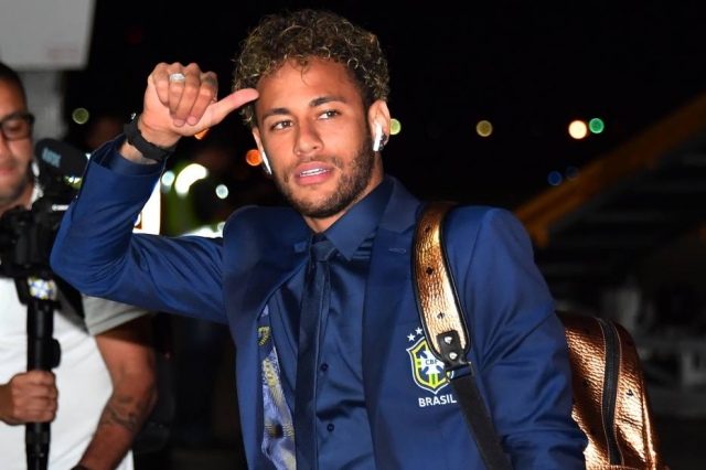 Neymar desembarca na Rússia com mala caríssima da Louis Vuitton