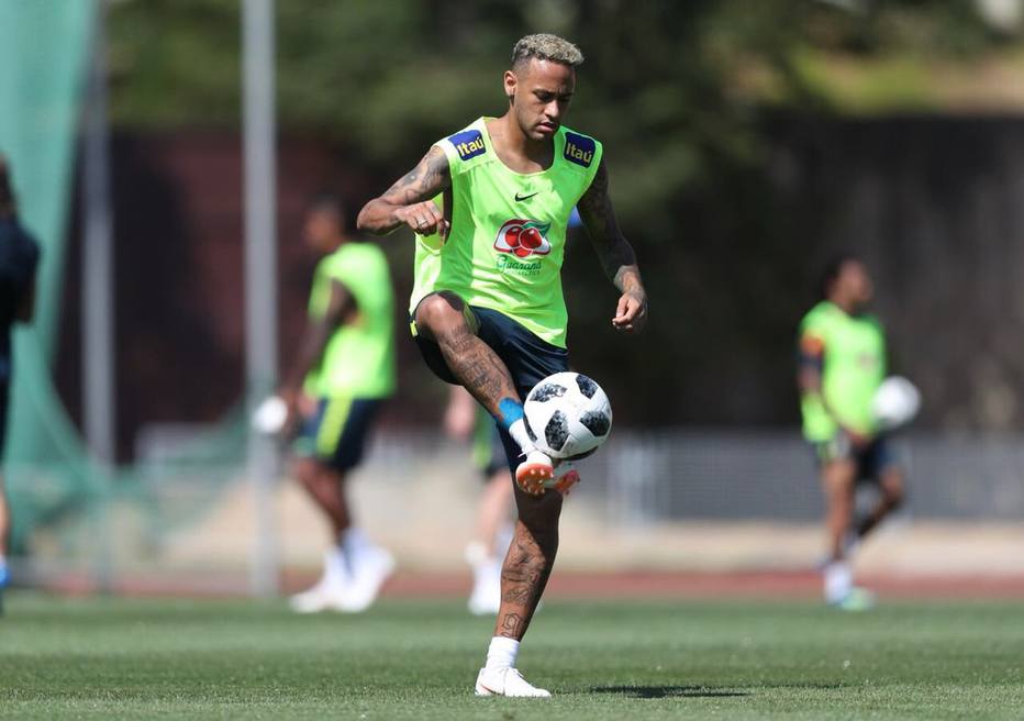 Neymar treina normalmente e viaja com a seleção