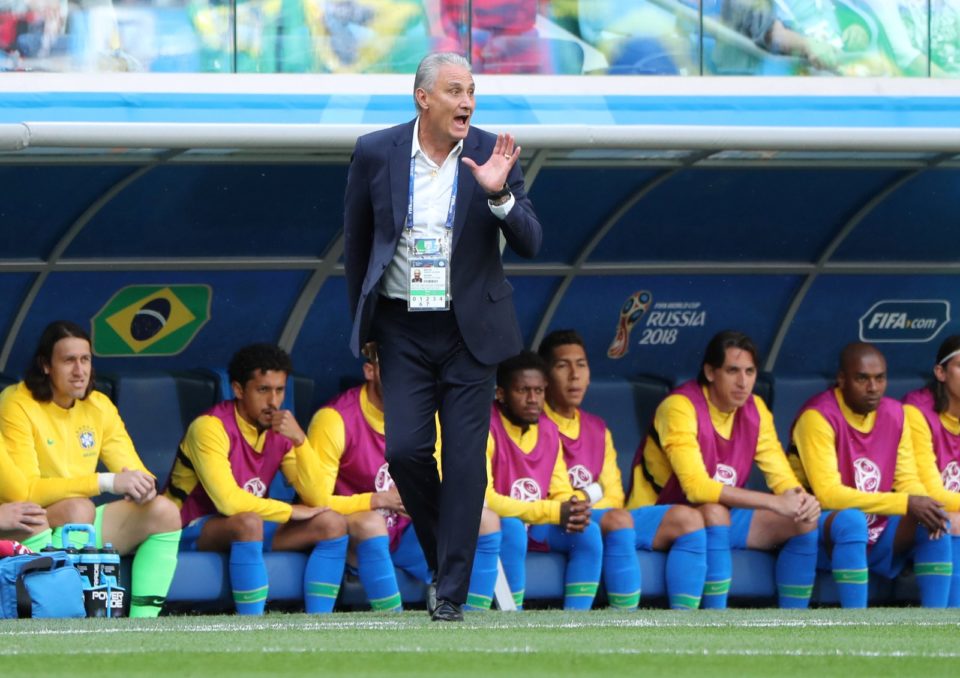 Tite se lesiona ao cair durante comemoração do gol