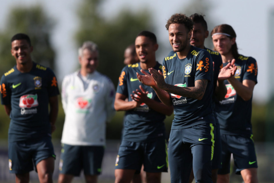 Neymar treina entre os titulares e deve começar em campo no amistoso