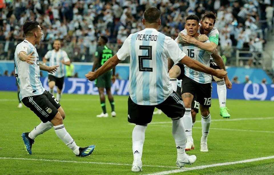 Argentina sofre, mas vence com gol no fim e avança na Copa do Mundo