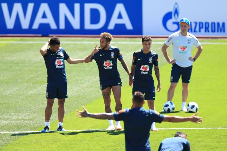 Treino aberto tem invasões e incidente com Neymar