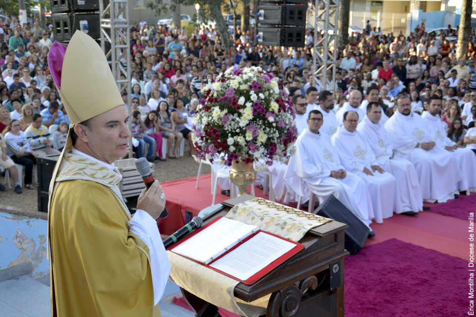Milhares de fiéis celebram Corpus Christi em Marília