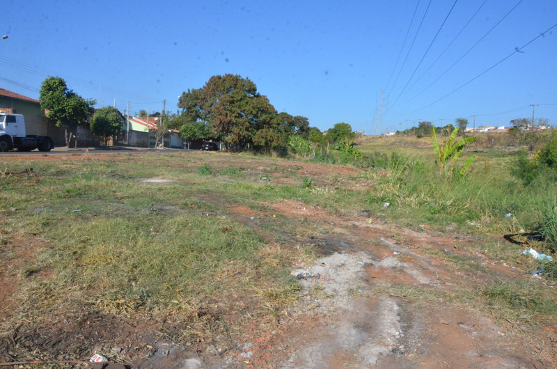 Prefeitura limpa terreno do “linhão” no Santa Antonieta
