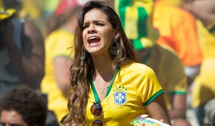 Bruna Marquezine usa look com lingerie à mostra em jogo do Brasil