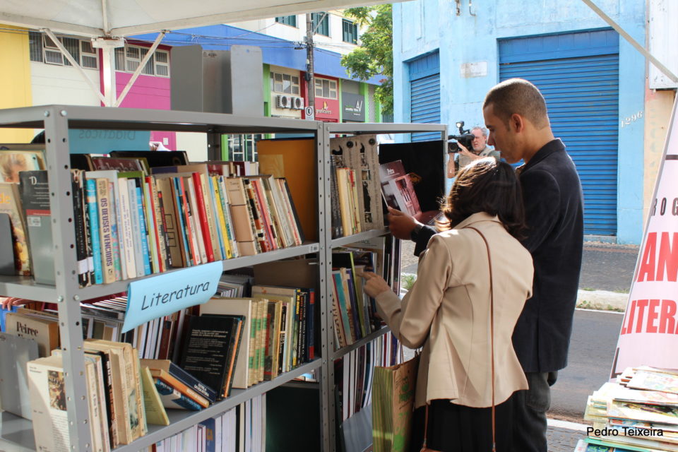 População aprova e feira de troca de livros é sucesso de visitas