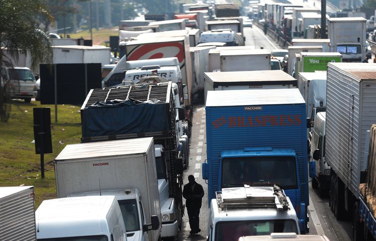 Após greve dos caminhoneiros, Vigilância Sanitária alerta consumidores
