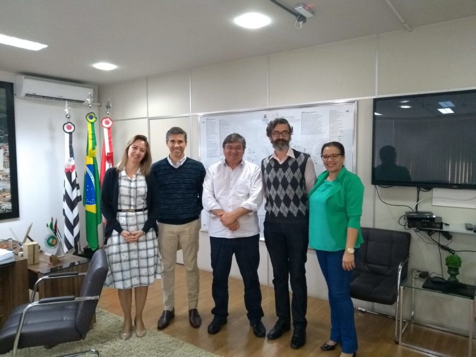 Prefeito recebe equipe da Caixa para tratar de projetos sociais