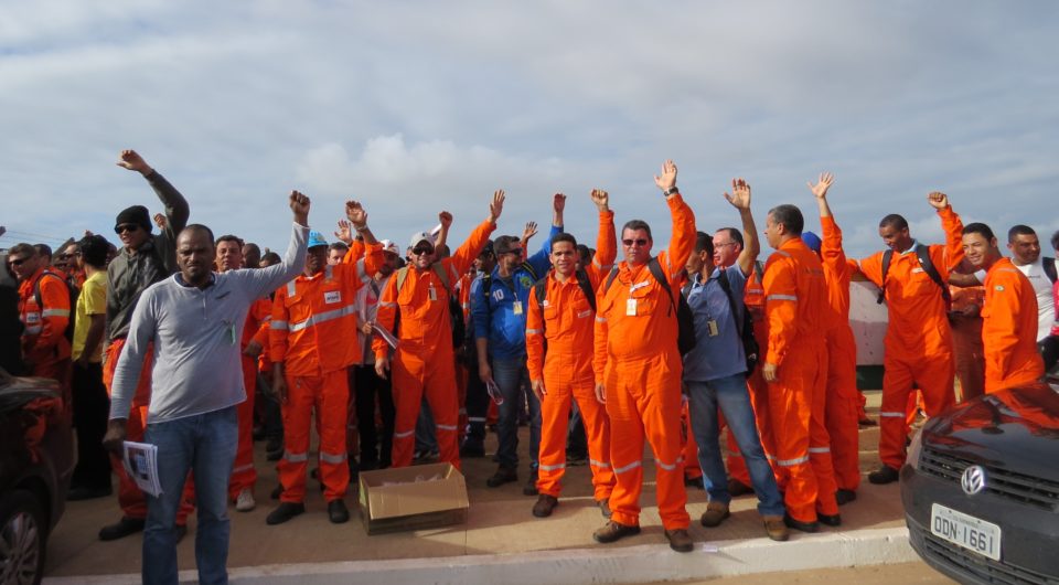 Petroleiros preparam greve por tempo indeterminado