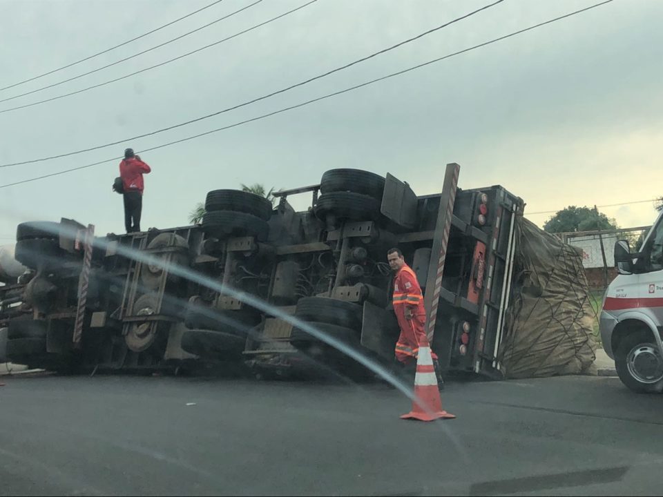 Caminhão tomba no trecho urbano da BR-153 em Marília