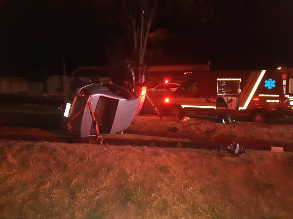 Homem capota carro na Rodovia do Contorno