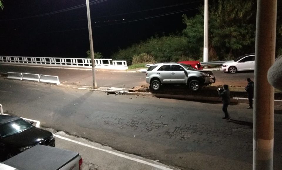 Motorista bate caminhonete na via Expressa e abandona veículo