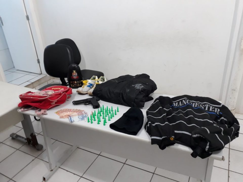 Procurado pela polícia é preso com drogas e arma falsa