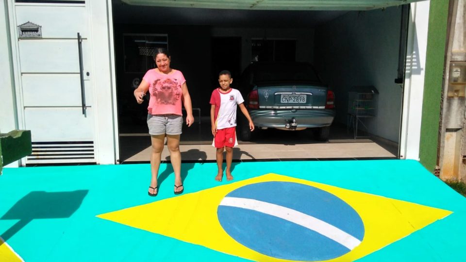 Torcedores pintam calçadas com temas da Copa em Marília