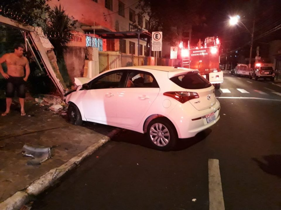 Motorista destrói frente de casa após bater carro em portão