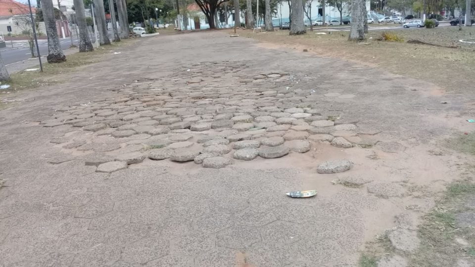 Calçamento de praça da igreja São Bento é alvo de críticas