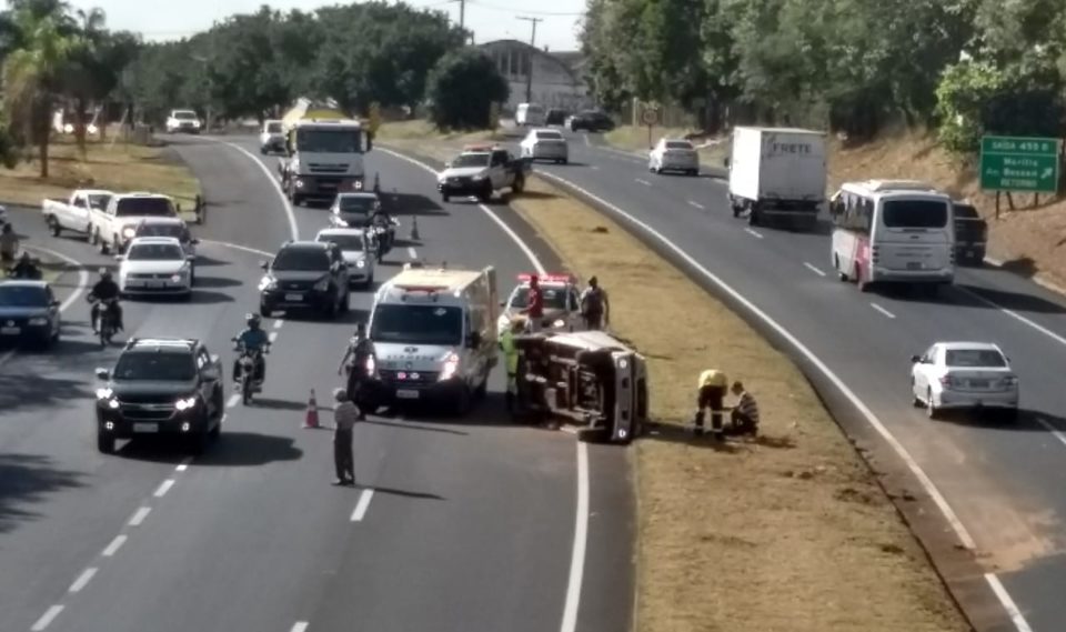 Homem se fere em capotamento na Rodovia do Contorno