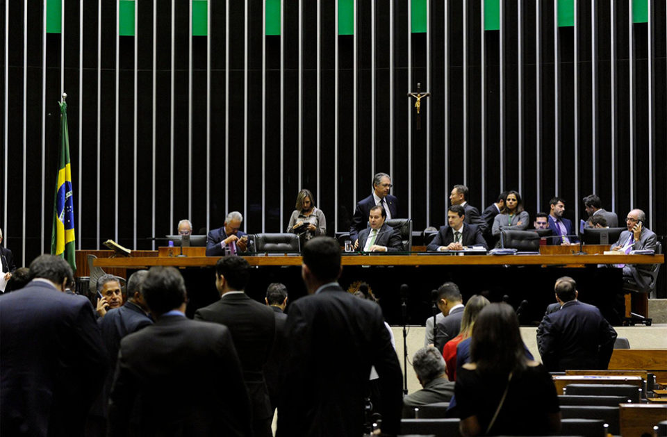 Deputados agora coletam assinaturas para barrar CPI da Lava Jato