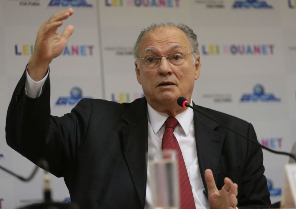 ‘Centro se afunila entre Alckmin e Marina’, diz Roberto Freire