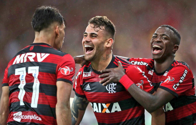 Flamengo vence o Corinthians e se mantém na liderança