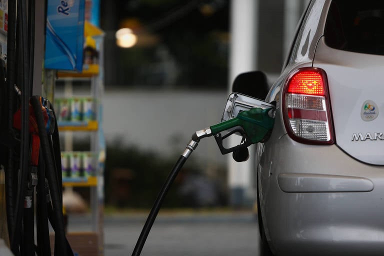 Preço médio da gasolina nas refinarias permanece em R$ 1,8941