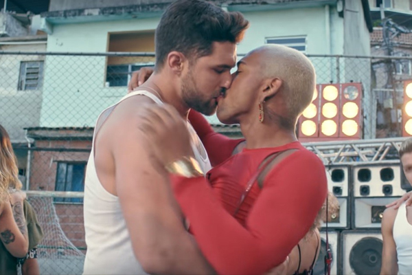 Felipe Titto nega ter recusado beijo gay em clipe de Nego do Borel