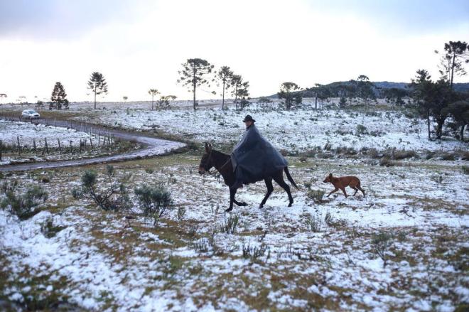 Serra catarinense vê estreia da temporada de neve