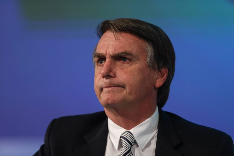 Jair Bolsonaro se envolve em discussão com mulher em aeroporto