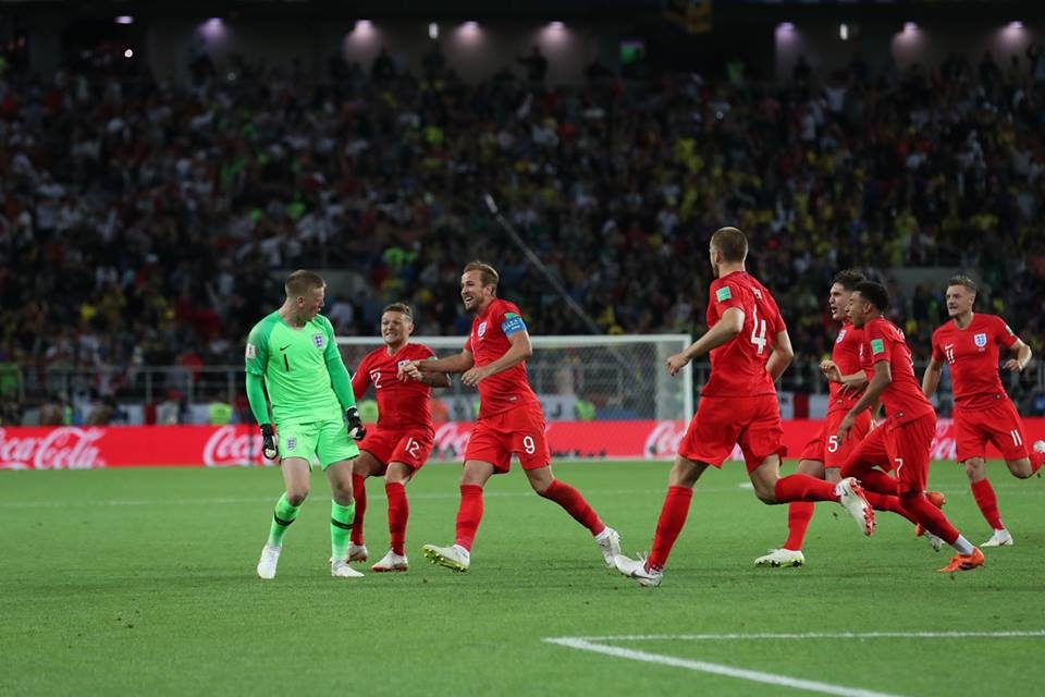 Colômbia empata no fim, mas Inglaterra vence nos pênaltis
