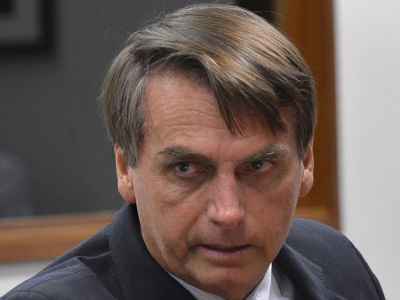 Mulher faz Bolsonaro se ‘refugiar’ em banheiro de Congonhas