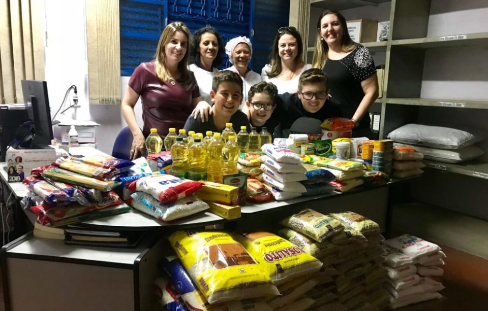 Em aniversário de 11 anos, garotos arrecadam alimentos para a Gota