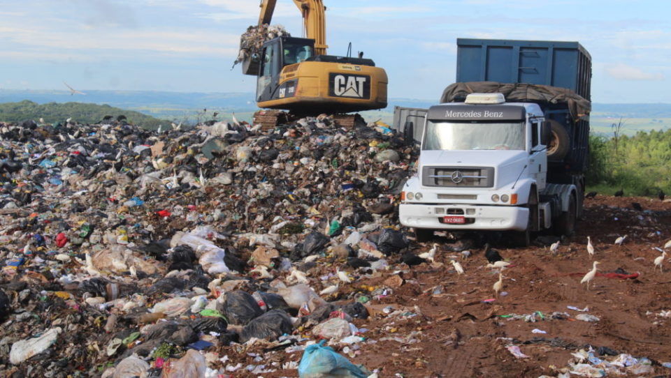 Prefeitura deve pagar R$ 100 mil por contaminar terreno com lixo