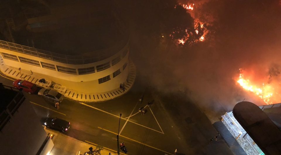 Grande incêndio assusta moradores na região da Sampaio Vidal