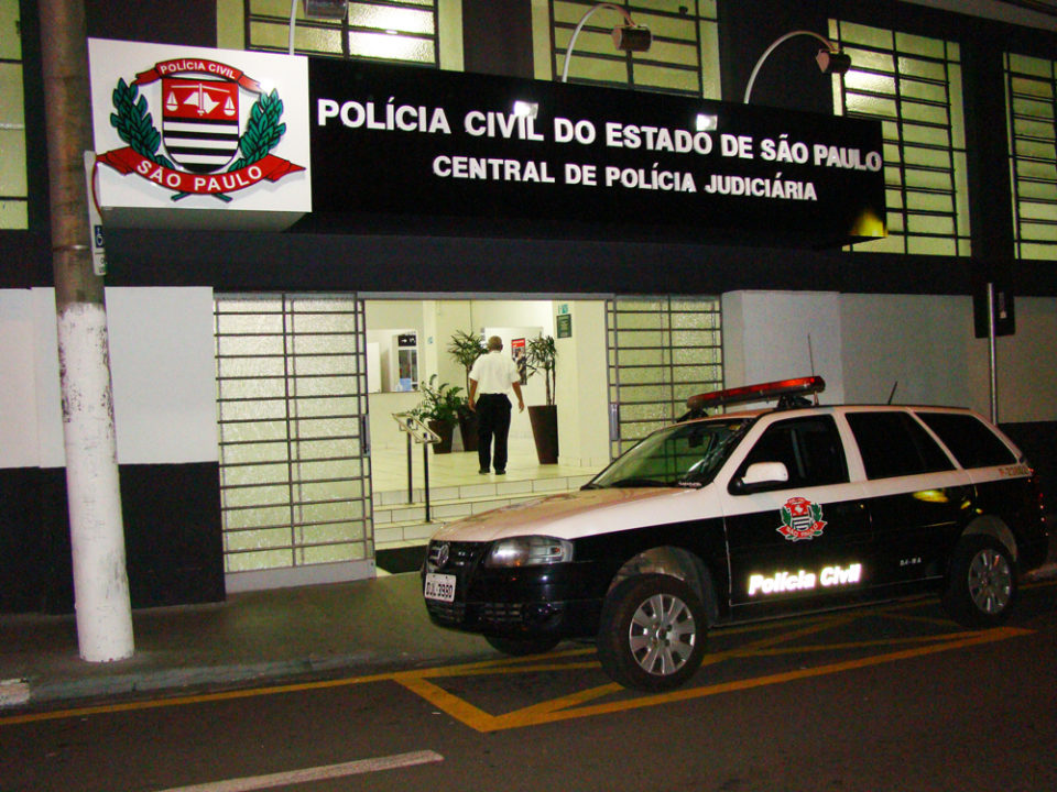 Policial registra queixa sobre fuga de local de acidente