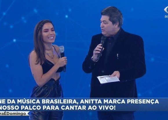 Datena pede para Anitta cantar música inédita e surpreende cantora