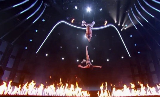 Performance de trapezistas dá errado e mulher despenca