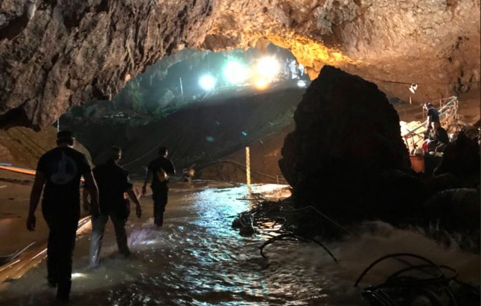 Resgate de garotos em caverna é encerrado com sucesso na Tailândia