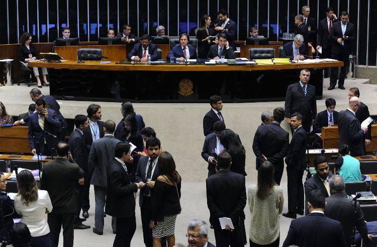 Sob gritos de que o Brasil ‘vai parar’, comissão adia votação da MP do Frete