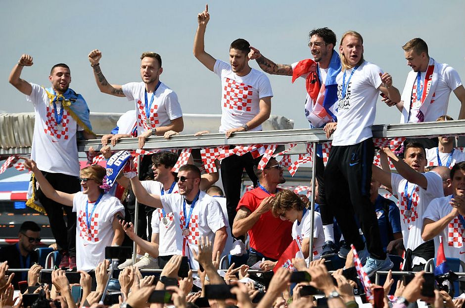 Croácia é recebida com festa por milhares de torcedores em Zagreb