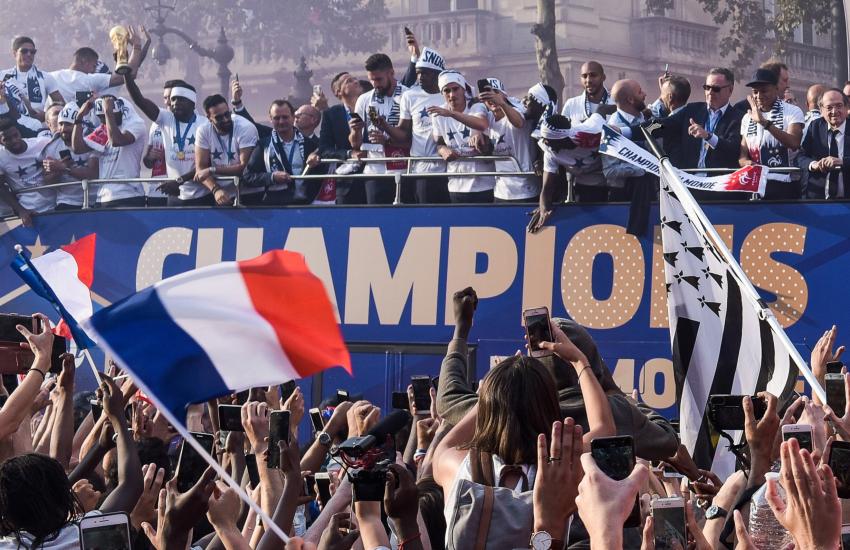 Após título na Rússia, seleção da França é recebida com festa em Paris