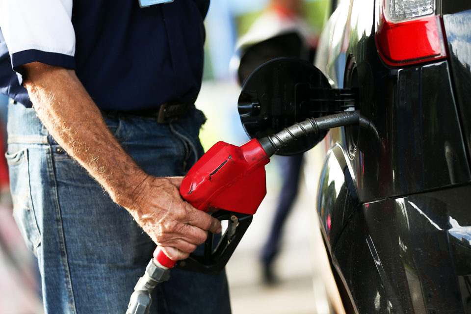 Preço médio da gasolina nas refinarias cai 1,80% nesta quarta-feira