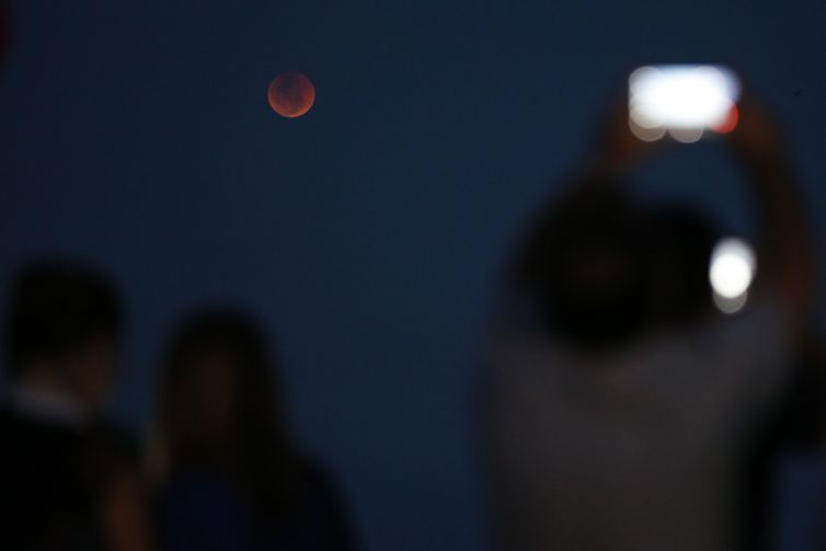 Brasileiros se mobilizam para acompanhar eclipse lunar