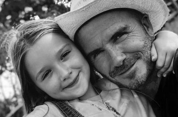 David Beckham posta foto cortando o cabelo da filha