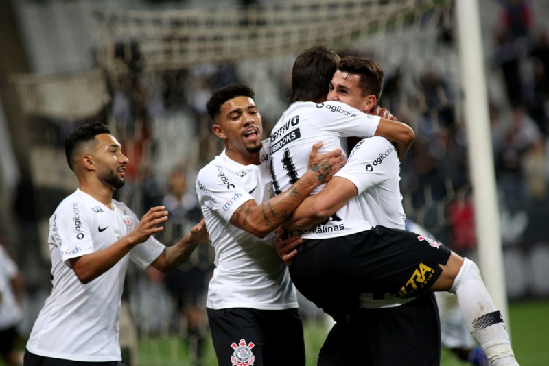 Em noite iluminada de Romero, Corinthians derrota o Cruzeiro em casa