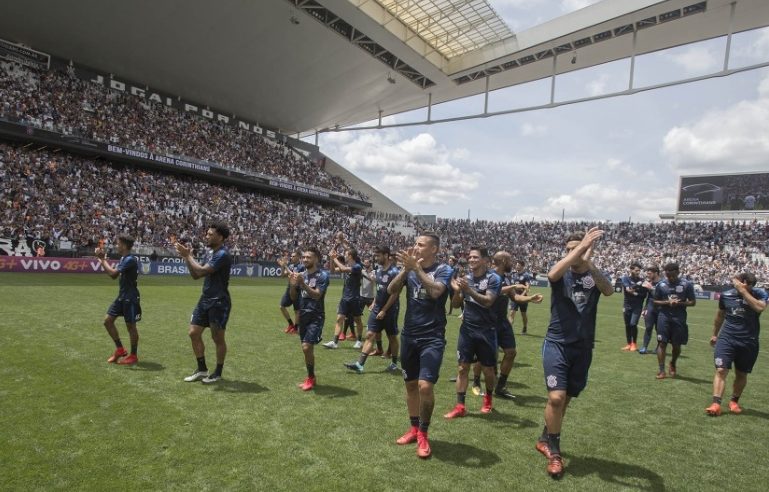 Corinthians treina às 7h para poder ver jogo do Brasil