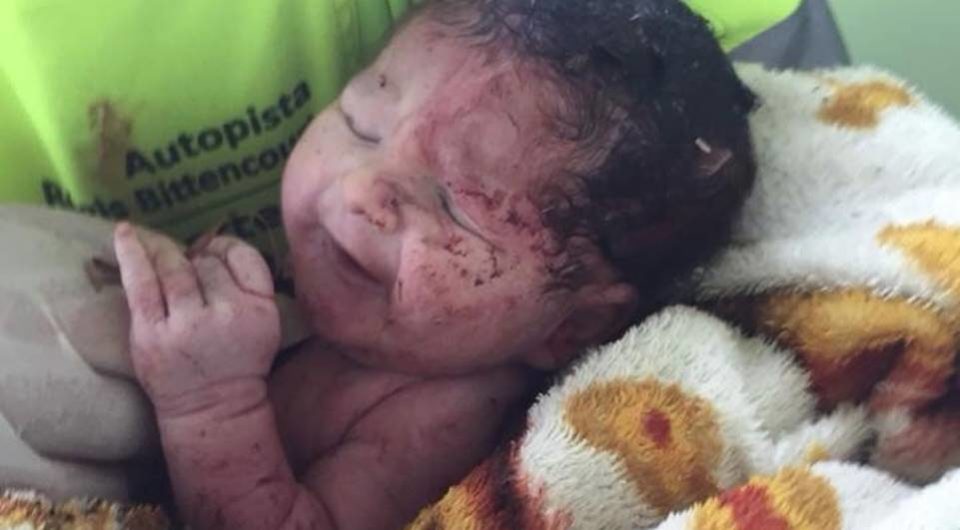 Bebê nasce após mãe ser arremessada de caminhão em acidente