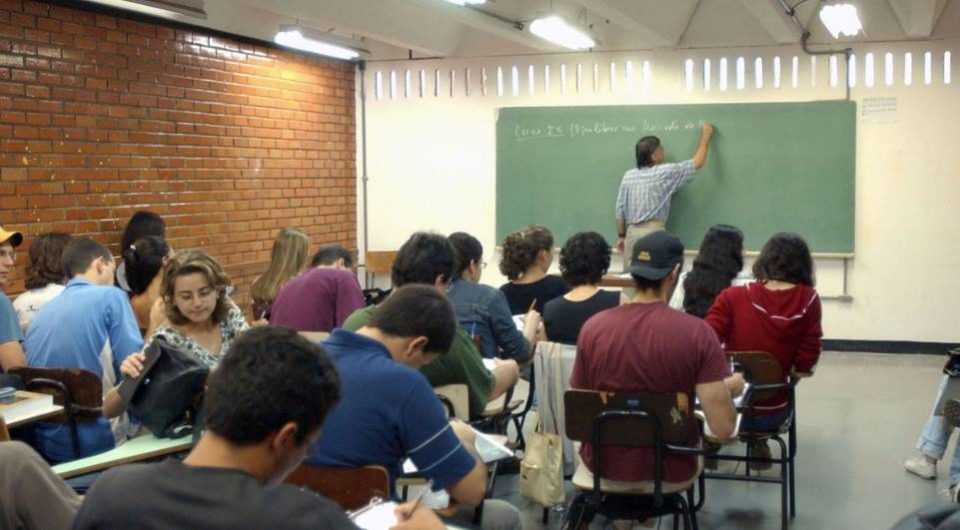 Brasil tem dificuldade de atrair jovens para a carreira de professor