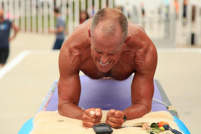 Homem de 60 anos fica 10 horas em ‘posição de prancha’ e bate recorde