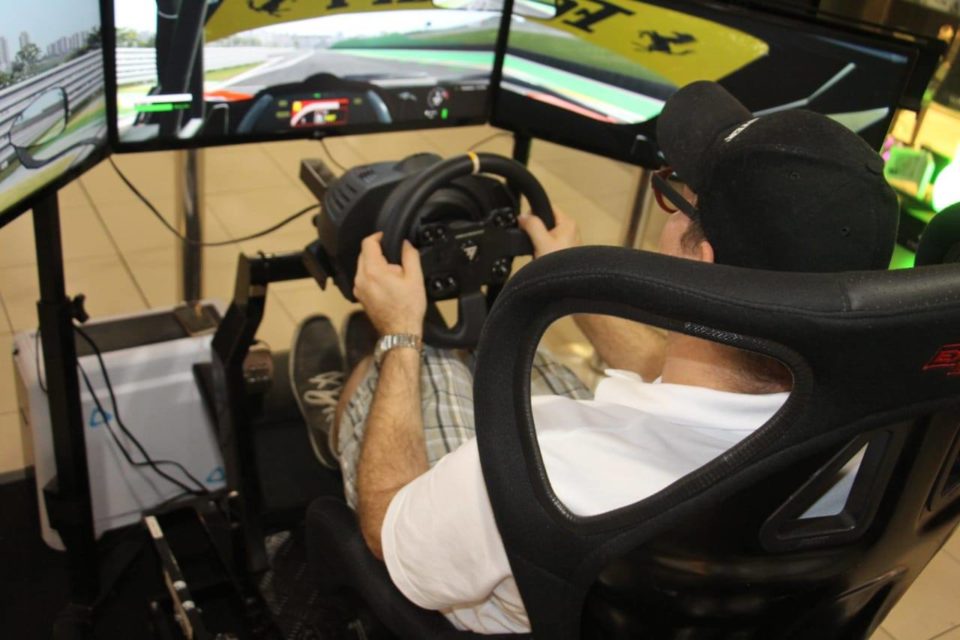 Esmeralda Shopping recebe simulador de carro de corrida gratuito